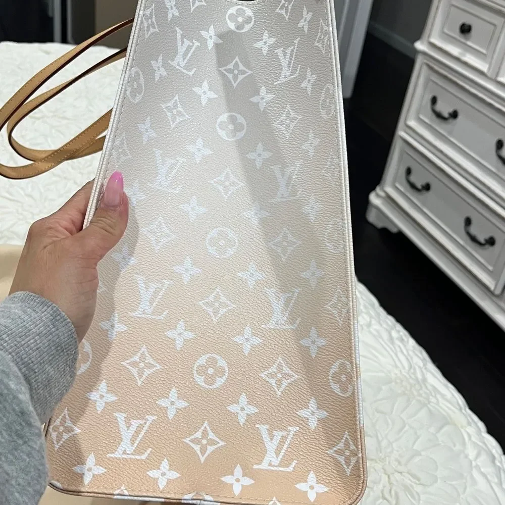 Louis Vuitton GM on the go pool collection